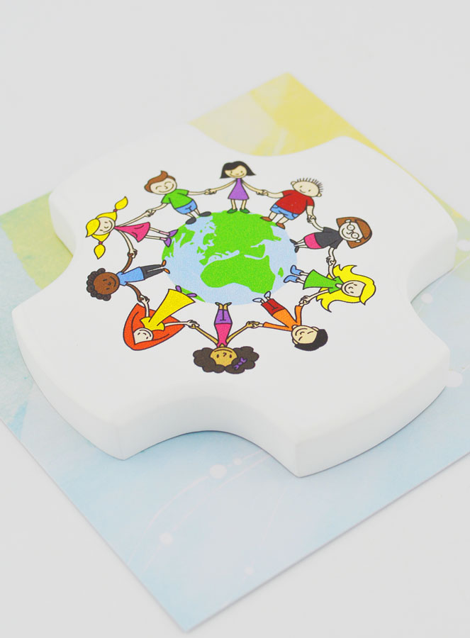 Cruz Infantil de Madera de Arce - Niños del Mundo (pic 3)