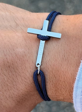 Pulsera con Cruz de Plata en Cordón Marino - Modelo de Hombre (pic 1)
