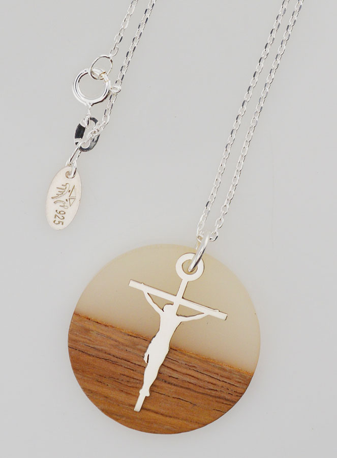 Collar Religioso de Plata - Círculo de Madera Resina y Cruz de Cristo (pic 1)