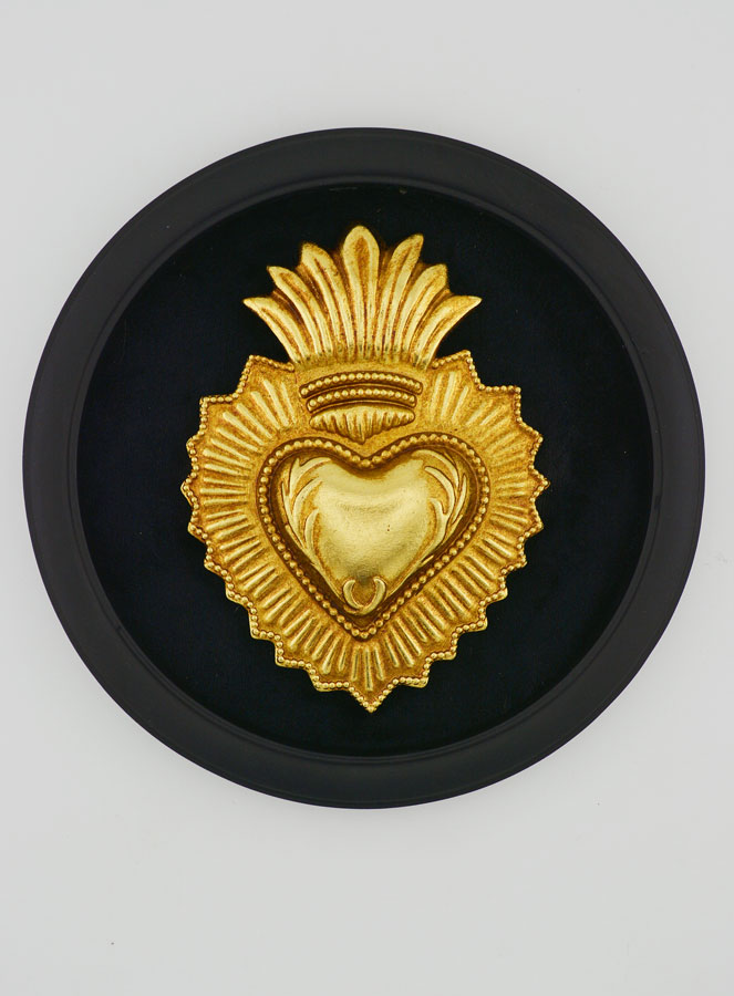 Ex voto de pared con forma de corazón dorado sobre terciopelo negro - 19 cm (pic 1)