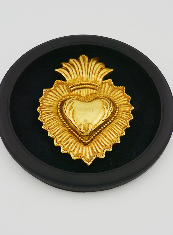 Ex voto de pared con forma de corazón dorado sobre terciopelo negro - 19 cm (pic 2)
