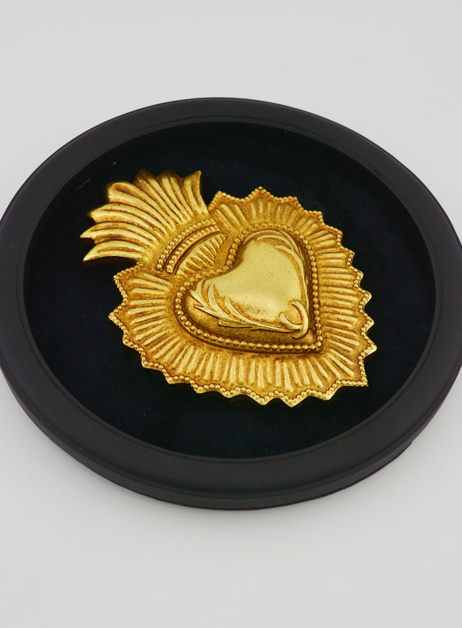 Ex voto de pared con forma de corazón dorado sobre terciopelo negro - 19 cm (pic 3)