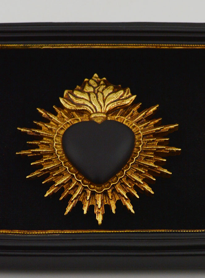 Mural Exvoto Corazón Negro y Dorado sobre Terciopelo - 16 cm (pic 2)