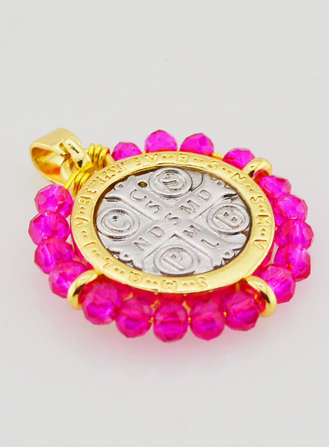 Medalla de San Benito en latón y cristal fucsia (pic 3)