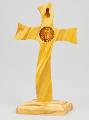 Cruz de San Benito en Madera de Olivo sobre Base - 18 cms