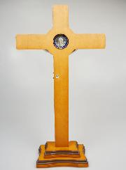 Gran Cruz de Madera de San Benito sobre Base - 53 cms