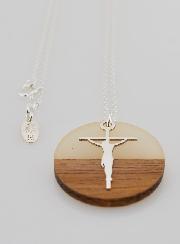 Collar Religioso de Plata - Círculo de Madera Resina y Cruz de Cristo