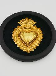 Ex voto de pared con forma de corazón dorado sobre terciopelo negro - 19 cm