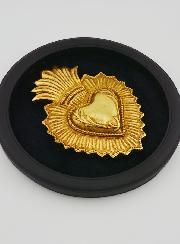 Ex voto de pared con forma de corazón dorado sobre terciopelo negro - 19 cm