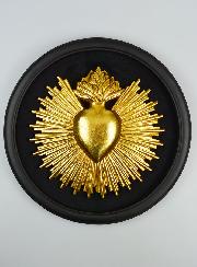 Exvoto de pared ovalado con corazón dorado sobre terciopelo - 29 cm