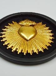 Exvoto de pared ovalado con corazón dorado sobre terciopelo - 29 cm