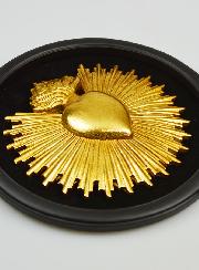 Exvoto de pared ovalado con corazón dorado sobre terciopelo - 29 cm