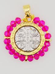 Medalla de San Benito en latón y cristal fucsia