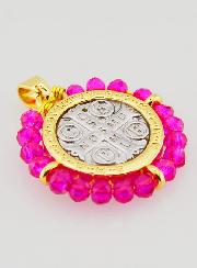 Medalla de San Benito en latón y cristal fucsia