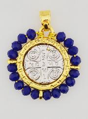 Medalla de San Benito en latón y vidrio azul