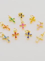 Juego de 10 mini dijes de cruz multicolor de 10 mm