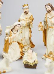 Belén navideño con 9 figuras beige y doradas