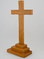 Crucifixo com Base em Carvalho Claro - 25cm