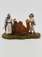 Figuras de camelleros y camello sentado - 6cm
