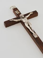 Crucifixo em Madeira com Cristo em Metal Prateado
