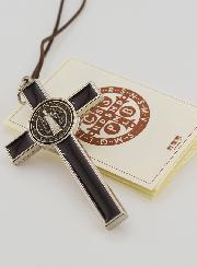 Pingente Cruz de São Bento – Castanha – 8 cm